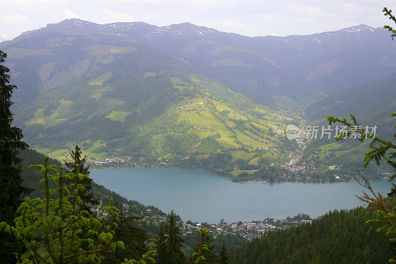 上面的泽勒湖-泽尔am See和山脉景观鸟瞰图，泰洛风景在奥地利萨尔茨堡土地，奥地利